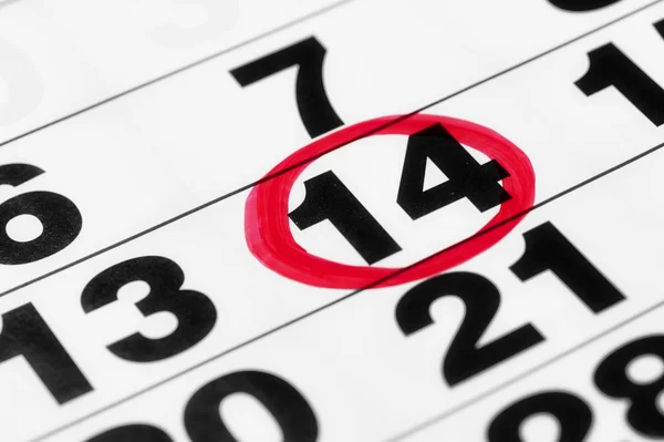 Дата в календаре красным фломастером — стоковое фото