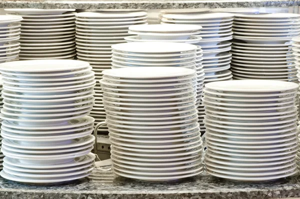 Кучи чистой посуды — стоковое фото
