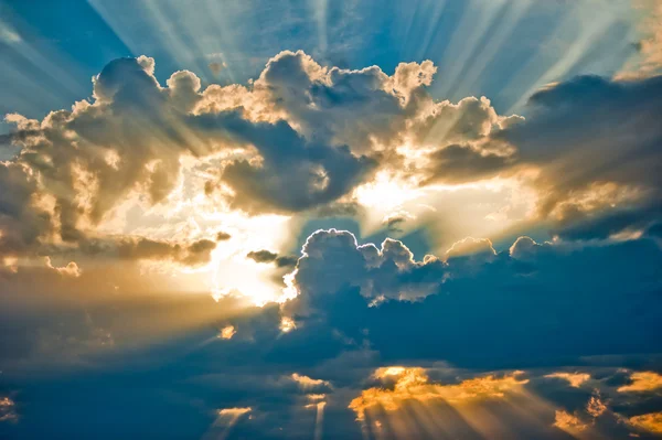 Vackert himmelskt landskap med solen i molnen. Royaltyfria Stockbilder