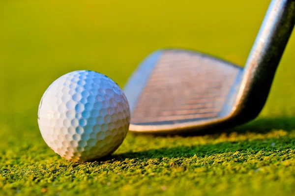 Bola de golfe no campo. — Fotografia de Stock