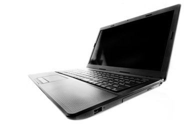 açık beyaz bir arka plan üzerinde siyah laptop.