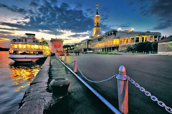 Řeka výletní lodi zakotvené severně od řeky přístavu Moskva — Stock fotografie