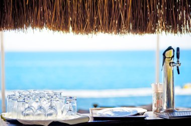 boş raf bar Deniz Manzaralı