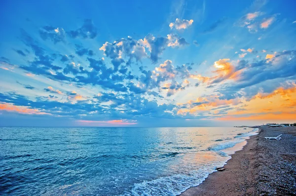 Céu por do sol sobre o mar, praia arenosa . — Fotografia de Stock