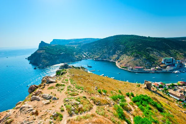 View of the entrance to the picturesque bay of Balaklava and the remains of the fortress Cembalo — Stock Photo, Image