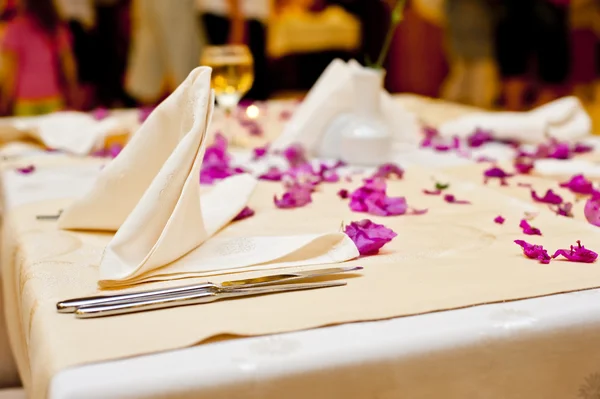 Establecimiento de mesa en un restaurante para la cena de vacaciones —  Fotos de Stock