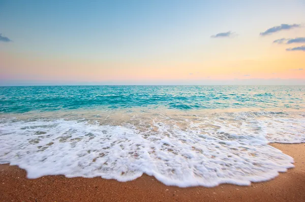 Splash de mousse de mer sur une plage de sable fin — Photo