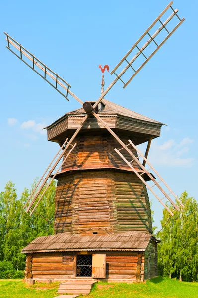 Antiguo molino de viento ruso de madera. Rusia. Suzdal. . —  Fotos de Stock