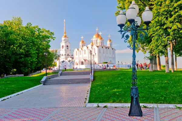 Posto de candeeiro de rua no parque da Catedral da Assunção. Vladimir... Rússia . — Fotografia de Stock