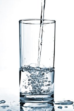 soğuk su bir bardak içine dökülür.