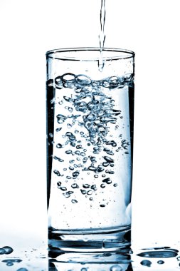 soğuk su bir bardak içine dökülür.
