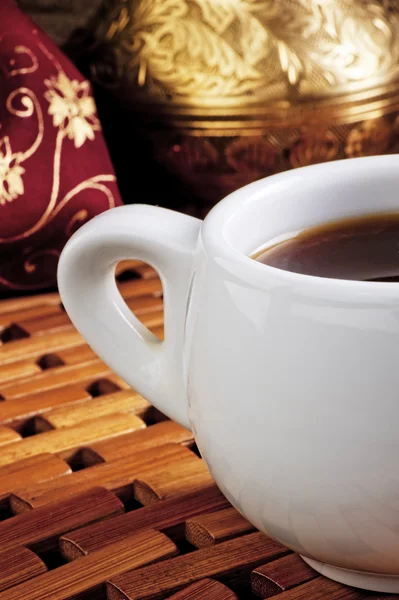 Tazza bianca di caffè su un supporto di legno — Foto Stock