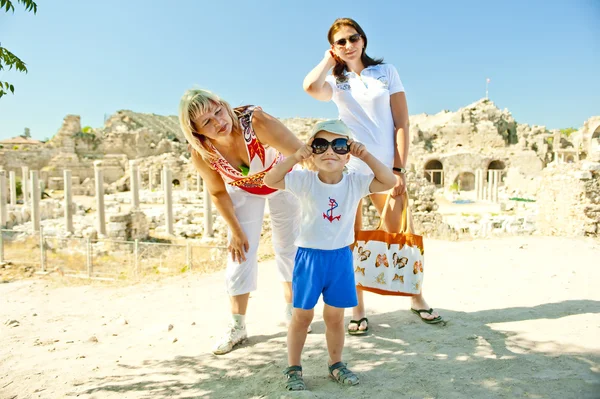 Foto de família avós, mães e netos de férias . — Fotografia de Stock