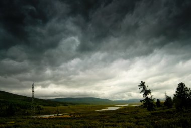 Dağlarda yağmur siyah fırtınalı gökyüzü. Altay. Rusya