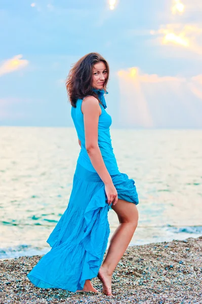 Genç ve güzel kız sahilde — Stok fotoğraf