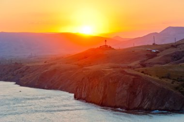 gün batımında Deniz kenarındaki sarp uçurum