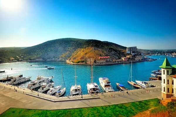 Yacht club Marina nella baia di Balaklava. Crimea. Ucraina — Foto Stock