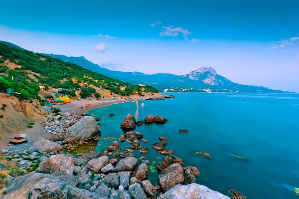 Playa rocosa al atardecer. Bahía de Laspi, Crimea. Ucrania — Foto de Stock
