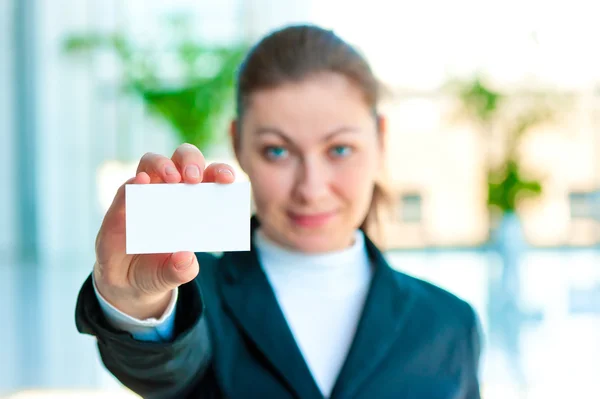 The girl shows a blank business card manager — Stock Photo, Image