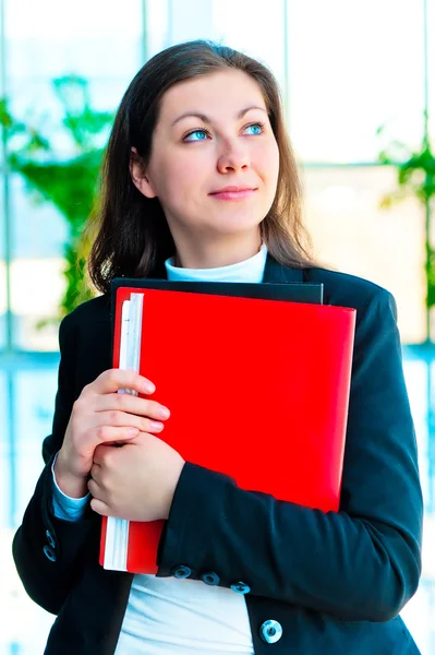 Encouraged by a businesswoman holding a red folder with documents — Stock Photo, Image