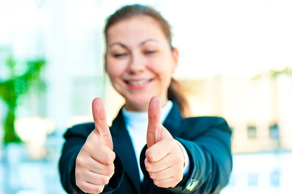 Young business woman shows that everything is fine — Stock Photo, Image