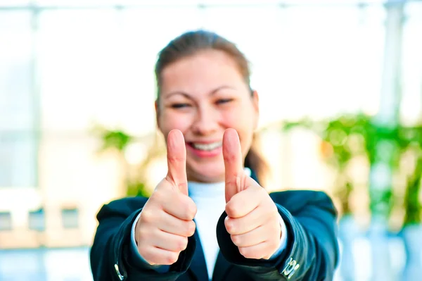 Young happy businesswoman shows that everything is fine — Stock Photo, Image