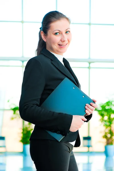 Молодая счастливая деловая женщина держит папку офис — стоковое фото
