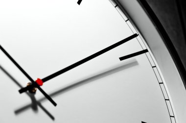 Ofis duvar saatini klasik tarzda çevir, yakın plan.