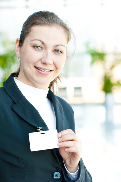 Zakelijke dame vertegenwoordigt op haar lege naamkaartje — Stockfoto