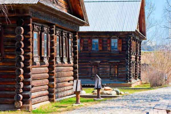 Fasády ruské vesnice dřevěných domků ve starém stylu — Stock fotografie