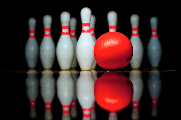 Dieci birilli e palla da bowling — Foto Stock