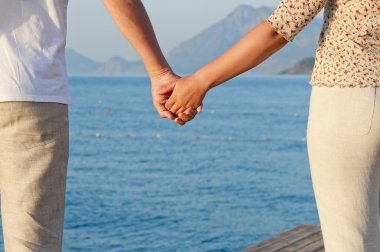 Sevgili çift el ele tutuşuyor