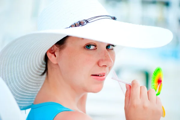 Beautiful woman drinking a cocktail — Stock Photo, Image