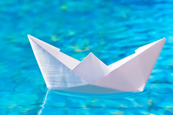 Papierboot auf dem Wasser im Pool — Stockfoto