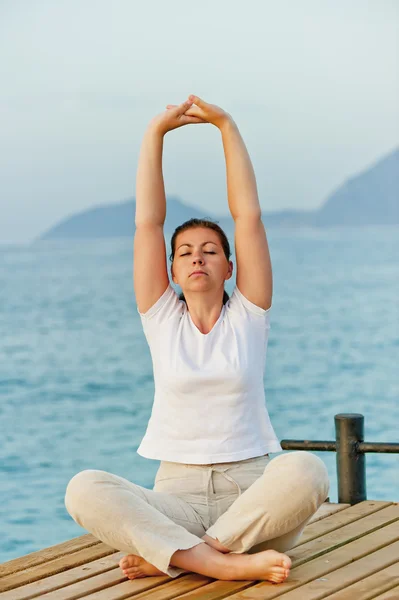 Chica en el muelle se dedica a la gimnasia — Foto de Stock