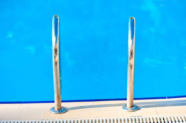 Ingresso alla piscina e ringhiere — Foto Stock