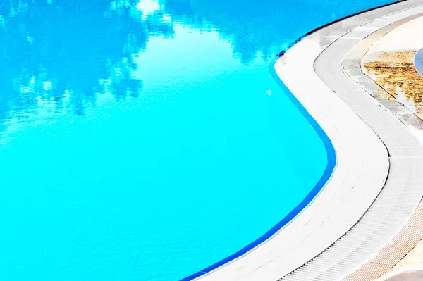 Bordo piscina forma sinuosa all'alba — Foto Stock