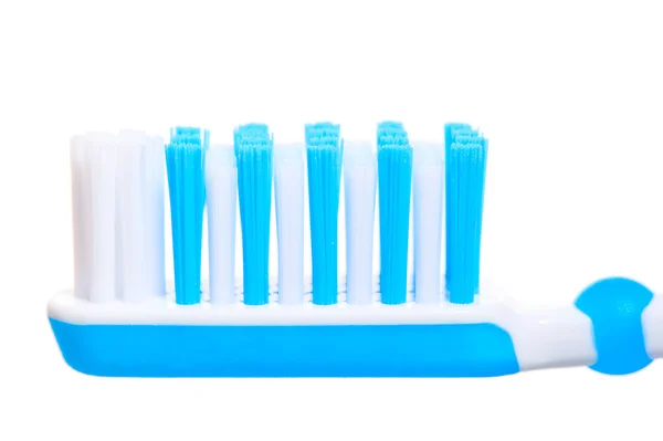 Крупный план зубной щетки на белом фоне — стоковое фото