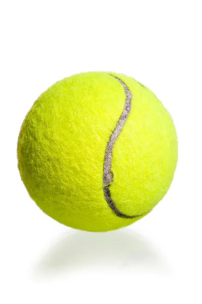 Жовтий м'яч для гри в теніс на білому тлі — стокове фото