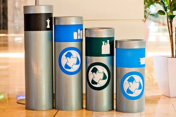 Четыре резервуара для сортировки и последующей переработки отходов находятся в строю Лицензионные Стоковые Изображения
