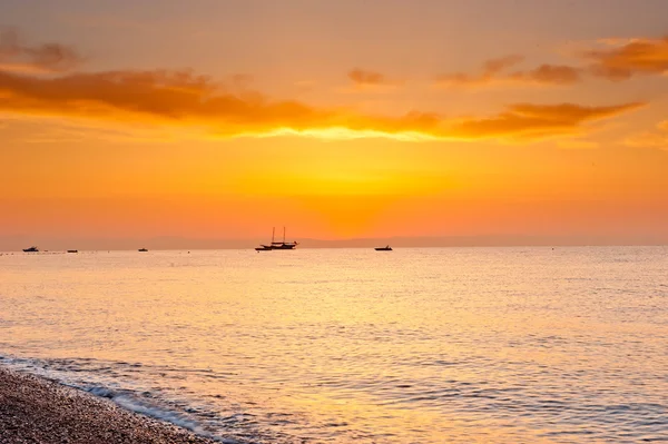 Ανατολή του ηλίου πάνω από την ήρεμη θάλασσα σε πορτοκαλί τόνους — Φωτογραφία Αρχείου