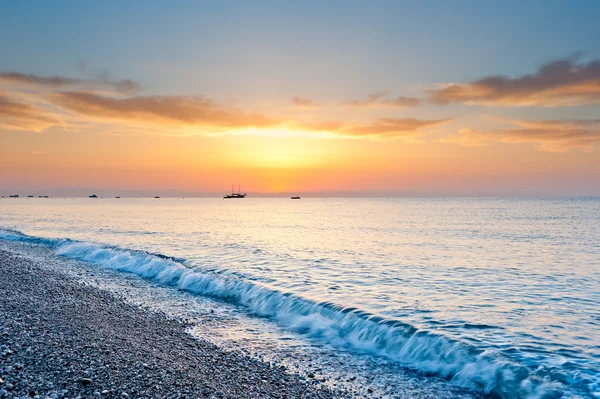 Zon en zonneschijn gele tonen in de ochtend over de zee — Stockfoto