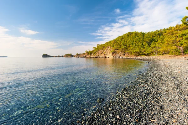 Bahía de mar con aguas claras y tranquilas en un día soleado —  Fotos de Stock