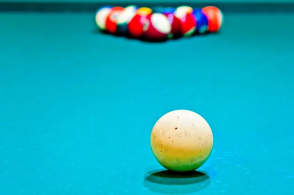 Bola branca cue close-up em uma mesa de bilhar coberta com baize verde — Fotografia de Stock