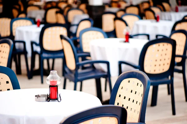 Coperto con una tovaglia tavoli per i visitatori dei caffè all'aperto estivi — Foto Stock