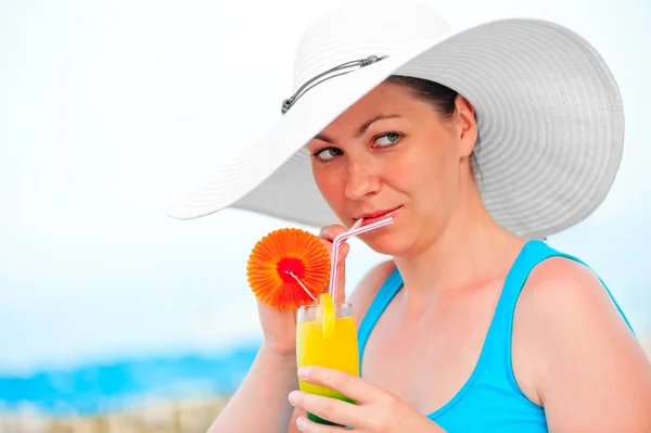 Pretty young girl with a sly look drink alcoholic cocktail — Stock Photo, Image