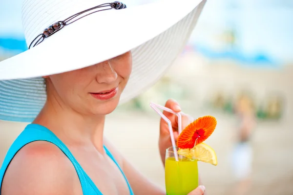 Mujer joven en sombrero blanco con una copa de cóctel alcohólico — Foto de Stock