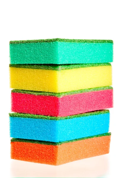 Башня красочных губок для посуды на белом фоне — стоковое фото