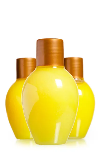 黄色白い背景の上化粧品ボトル — ストック写真
