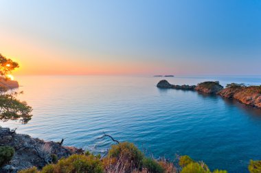 güzel Bay sakin bir deniz üzerinde yükselen güneş